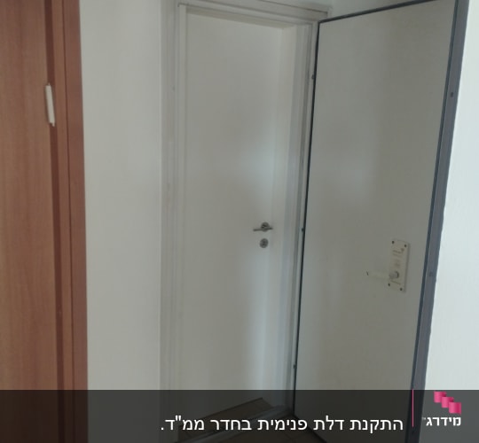 דלת לבנה עם ידית מתכת, דלת עץ בצד